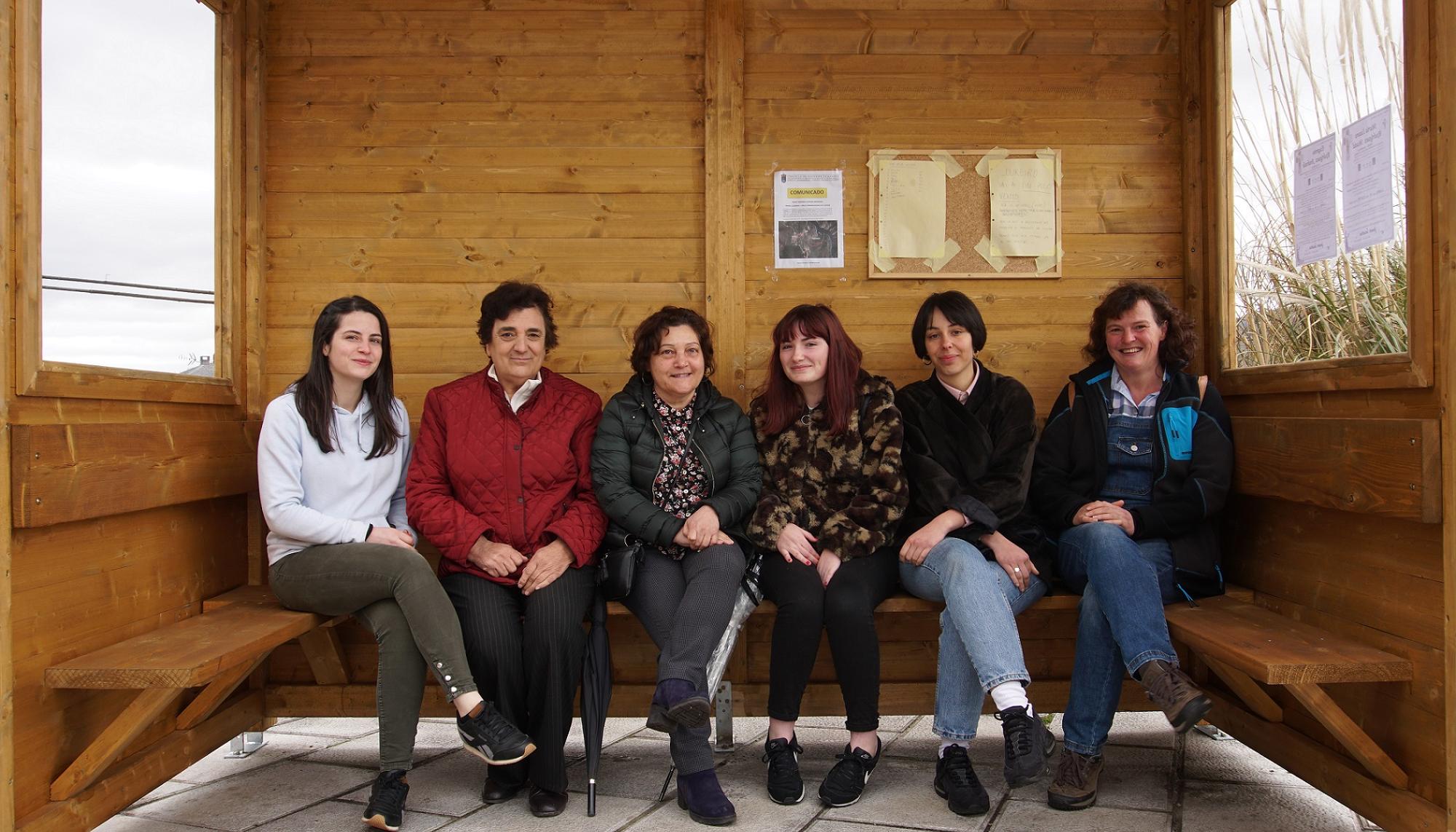 Veciñas de Loureiro na marquesina da aldea